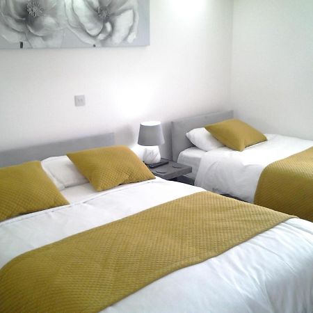 Lady Charlotte Guest Rooms Triple Rooms Dowlais Zewnętrze zdjęcie