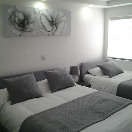 Lady Charlotte Guest Rooms Triple Rooms Dowlais Zewnętrze zdjęcie
