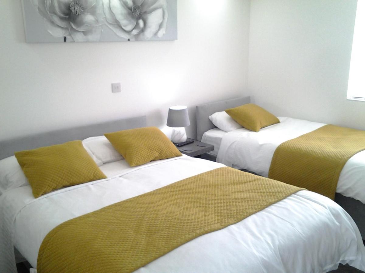 Lady Charlotte Guest Rooms Triple Rooms Dowlais Zewnętrze zdjęcie