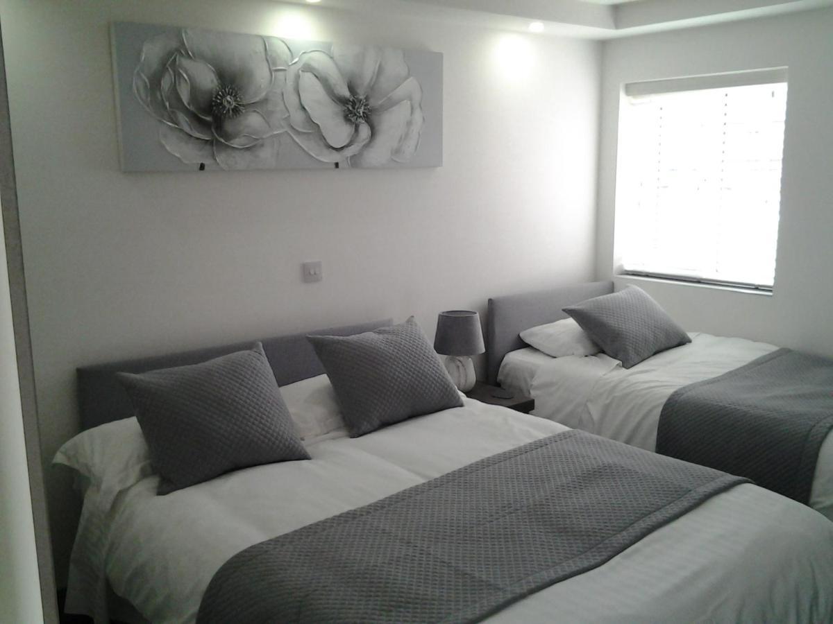 Lady Charlotte Guest Rooms Triple Rooms Dowlais Zewnętrze zdjęcie