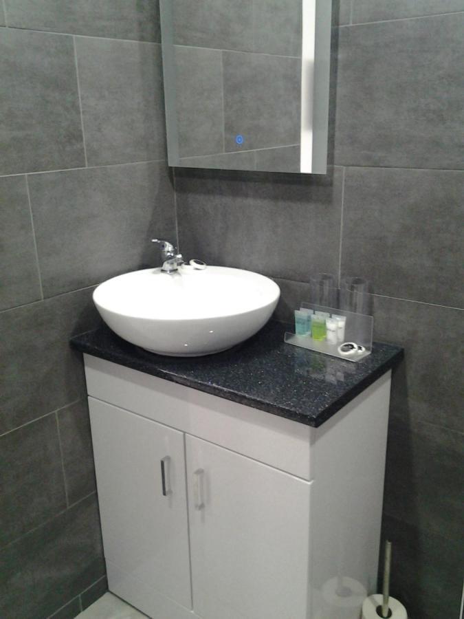 Lady Charlotte Guest Rooms Triple Rooms Dowlais Zewnętrze zdjęcie