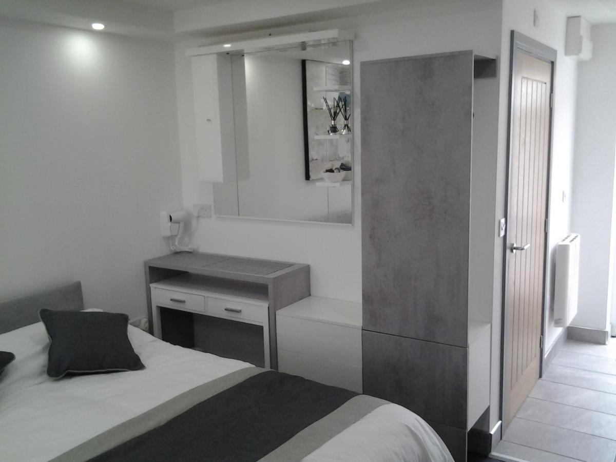 Lady Charlotte Guest Rooms Triple Rooms Dowlais Zewnętrze zdjęcie