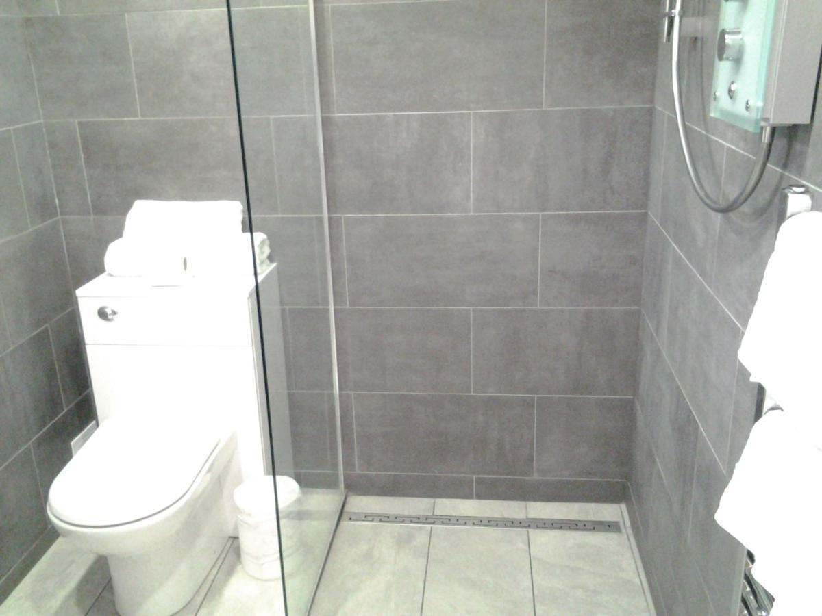 Lady Charlotte Guest Rooms Triple Rooms Dowlais Zewnętrze zdjęcie