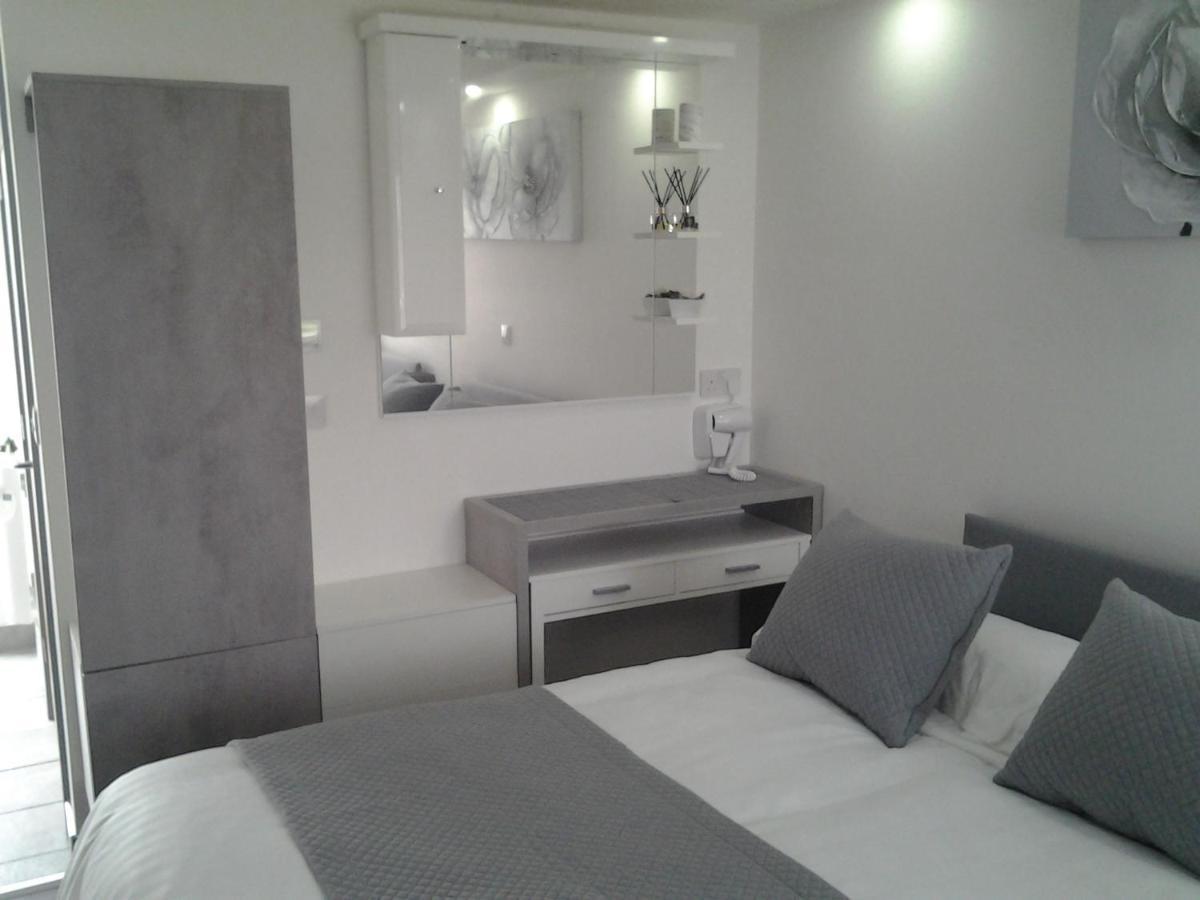 Lady Charlotte Guest Rooms Triple Rooms Dowlais Zewnętrze zdjęcie