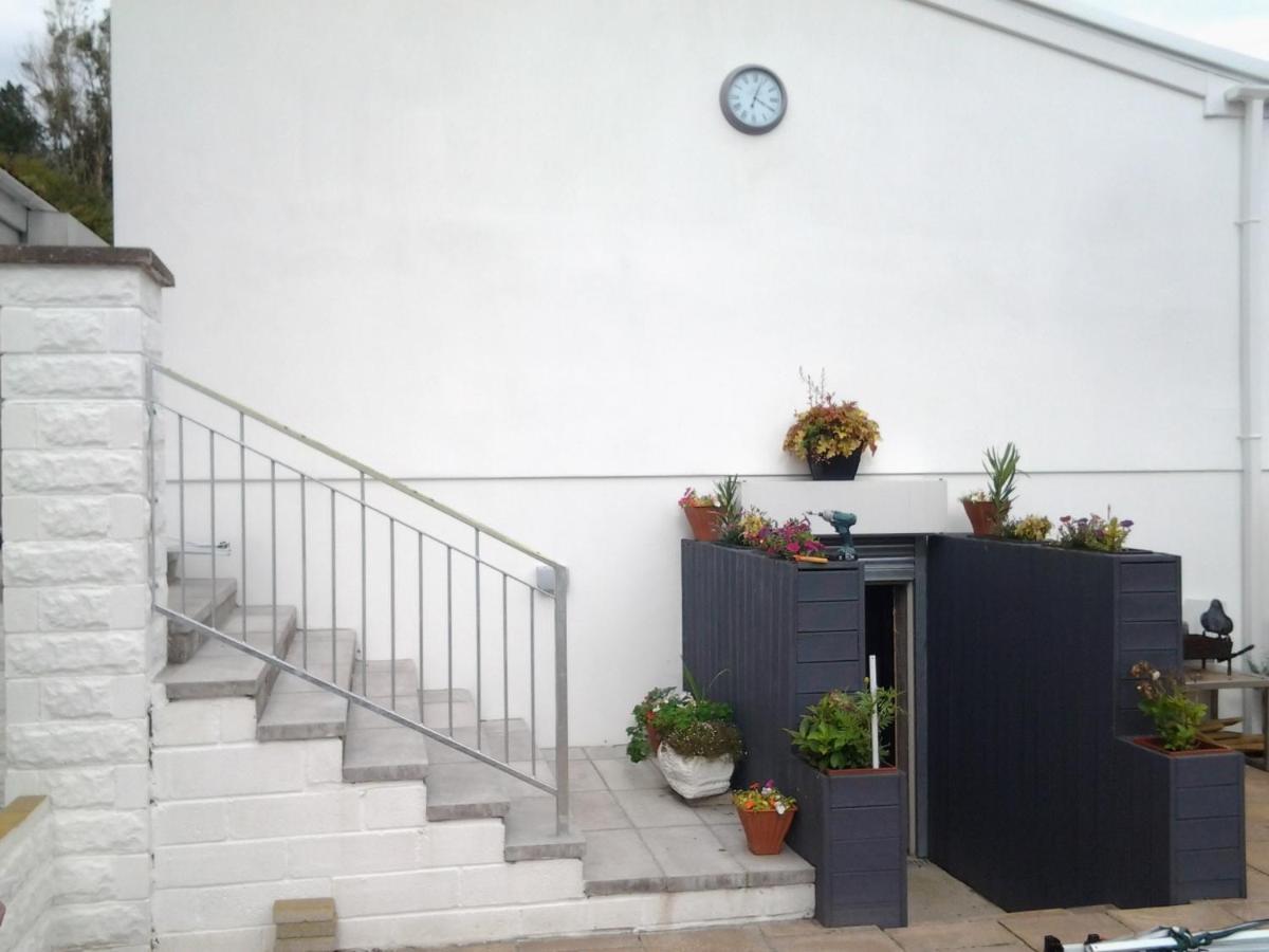 Lady Charlotte Guest Rooms Triple Rooms Dowlais Zewnętrze zdjęcie