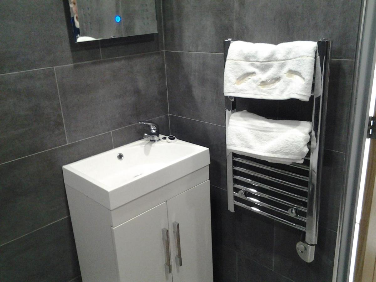 Lady Charlotte Guest Rooms Triple Rooms Dowlais Zewnętrze zdjęcie