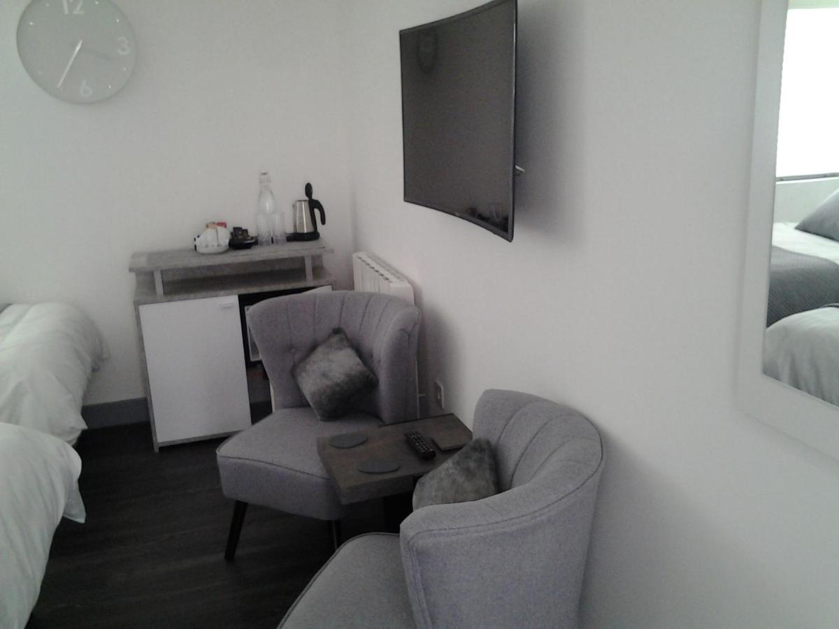 Lady Charlotte Guest Rooms Triple Rooms Dowlais Zewnętrze zdjęcie