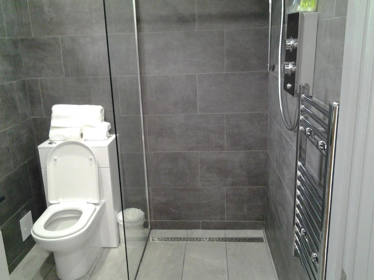 Lady Charlotte Guest Rooms Triple Rooms Dowlais Zewnętrze zdjęcie