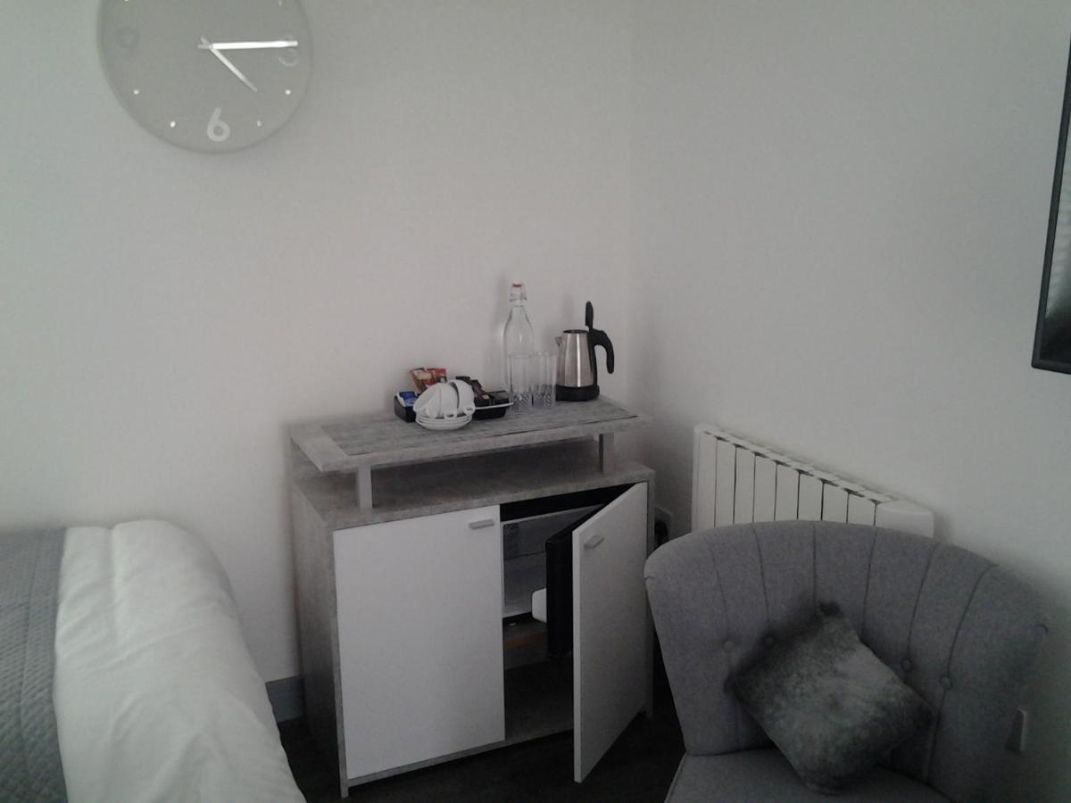 Lady Charlotte Guest Rooms Triple Rooms Dowlais Zewnętrze zdjęcie