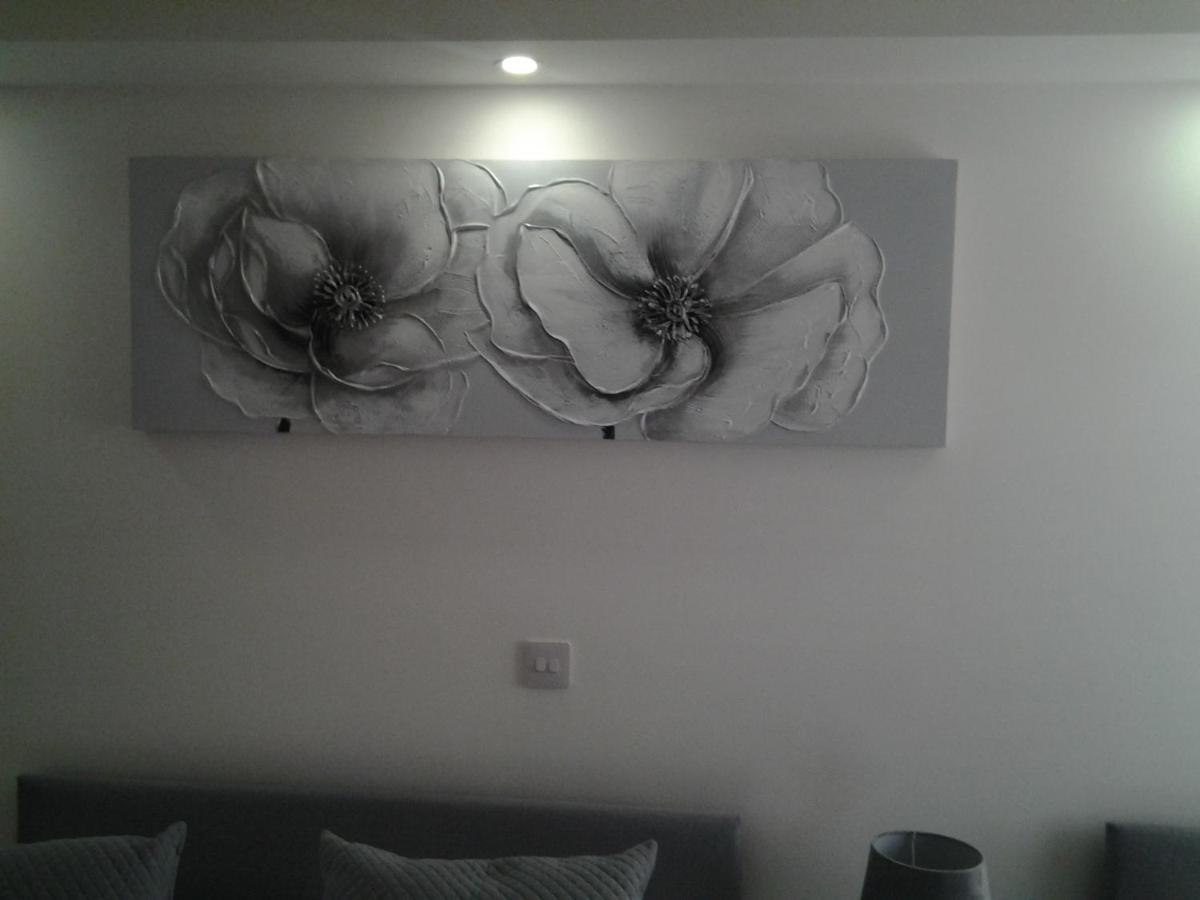 Lady Charlotte Guest Rooms Triple Rooms Dowlais Zewnętrze zdjęcie