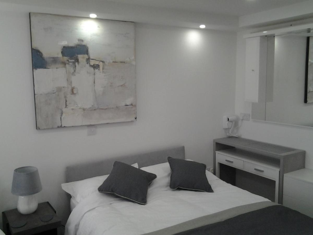 Lady Charlotte Guest Rooms Triple Rooms Dowlais Zewnętrze zdjęcie