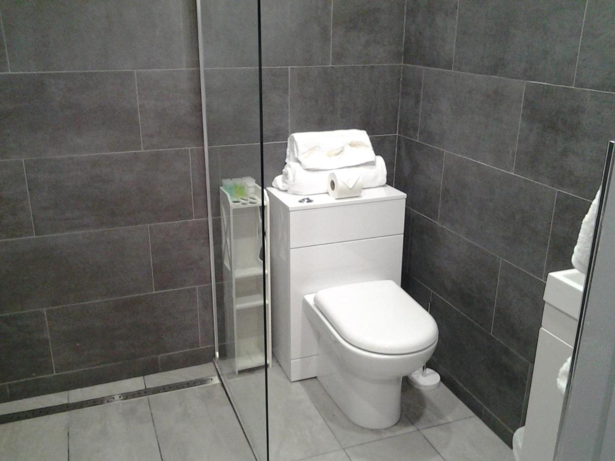 Lady Charlotte Guest Rooms Triple Rooms Dowlais Zewnętrze zdjęcie