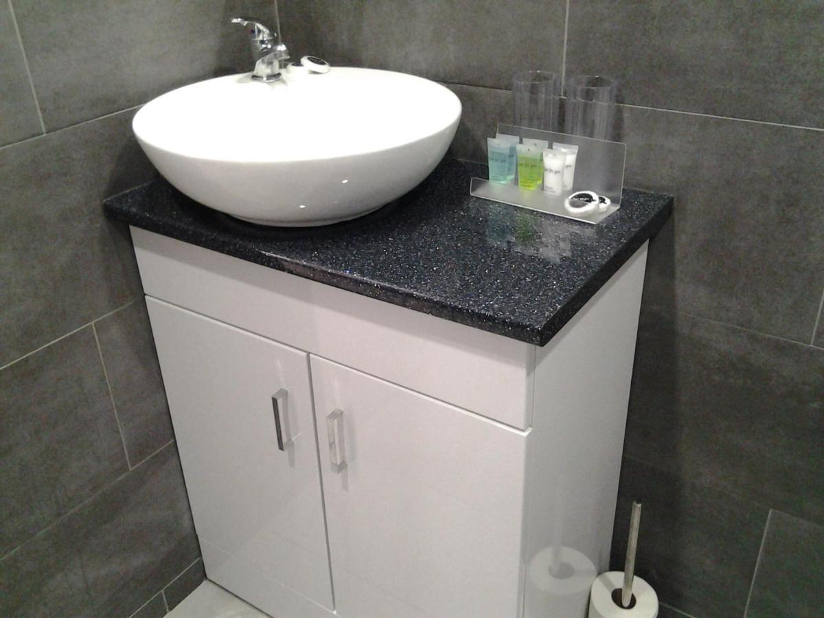 Lady Charlotte Guest Rooms Triple Rooms Dowlais Zewnętrze zdjęcie