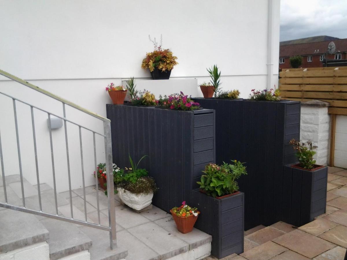 Lady Charlotte Guest Rooms Triple Rooms Dowlais Zewnętrze zdjęcie