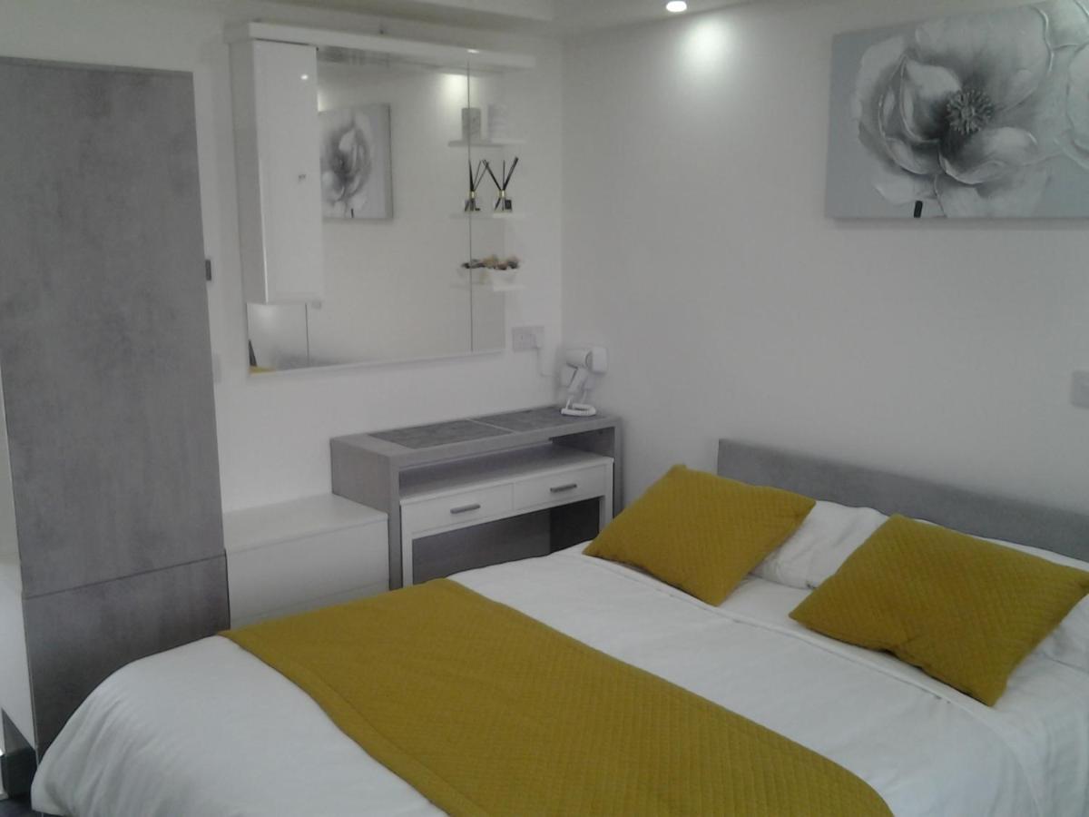 Lady Charlotte Guest Rooms Triple Rooms Dowlais Zewnętrze zdjęcie