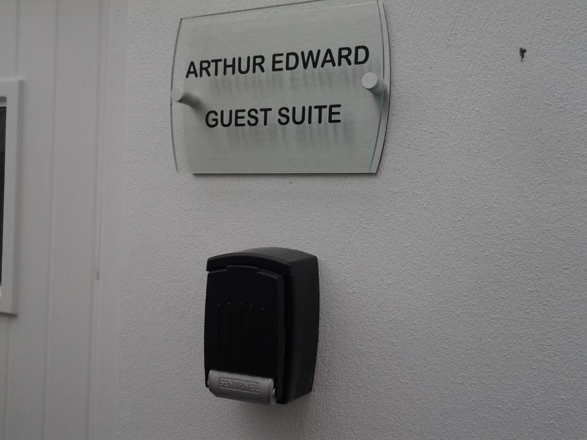 Lady Charlotte Guest Rooms Triple Rooms Dowlais Zewnętrze zdjęcie
