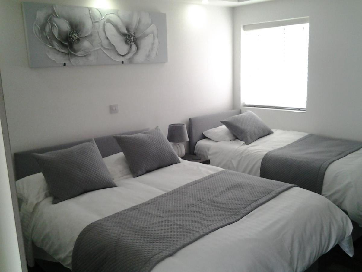 Lady Charlotte Guest Rooms Triple Rooms Dowlais Zewnętrze zdjęcie